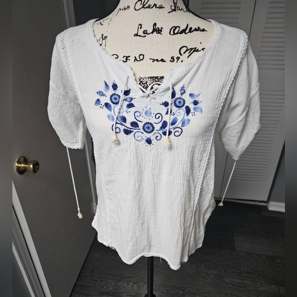 Embroidered design lightweight top - Picture 1 of 5
